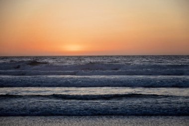 Mutlu çocuklar, çocuklar, gün batımında kumsalda oynuyorsunuz, çocuk kumla kaplı, gülümsüyor, gülüyor, eğleniyorsunuz.