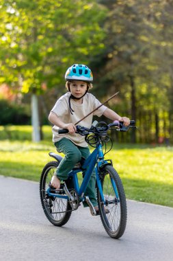 Mutlu güzel çocuk, çocuk, parkta küçük güzel ördek yavruları ya da yavru ördekler, sevimli tüylü sarı hayvan kuşlarıyla oynuyor.