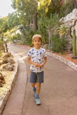 Monaco Monte Carlo sokaklarında insanlar, yaz zamanı.