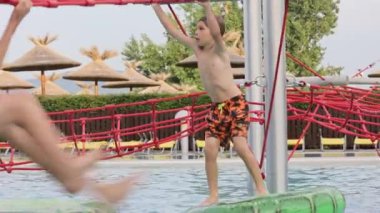 Tatlı çocuk, su parkındaki çocuk, yaz tatilinde eğleniyor.