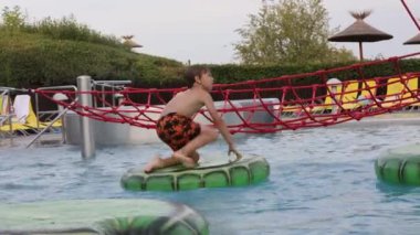 Tatlı çocuk, su parkındaki çocuk, yaz tatilinde eğleniyor.