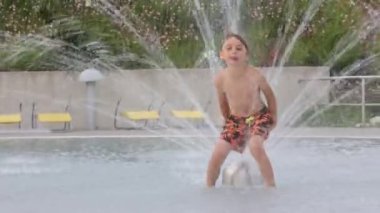 Tatlı çocuk, su parkındaki çocuk, yaz tatilinde eğleniyor.