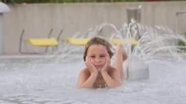 Tatlı çocuk, su parkındaki çocuk, yaz tatilinde eğleniyor.