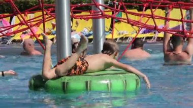 Tatlı çocuk, su parkındaki çocuk, yaz tatilinde eğleniyor.