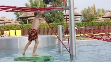 Tatlı çocuk, su parkındaki çocuk, yaz tatilinde eğleniyor.