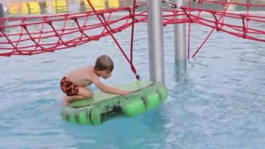 Tatlı çocuk, su parkındaki çocuk, yaz tatilinde eğleniyor.