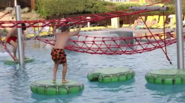 Tatlı çocuk, su parkındaki çocuk, yaz tatilinde eğleniyor.