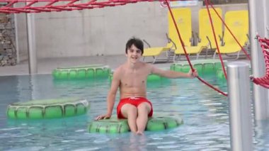 Tatlı çocuk, su parkındaki çocuk, yaz tatilinde eğleniyor.