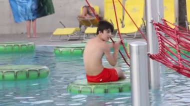 Tatlı çocuk, su parkındaki çocuk, yaz tatilinde eğleniyor.