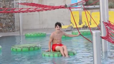 Tatlı çocuk, su parkındaki çocuk, yaz tatilinde eğleniyor.