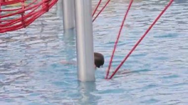 Tatlı çocuk, su parkındaki çocuk, yaz tatilinde eğleniyor.