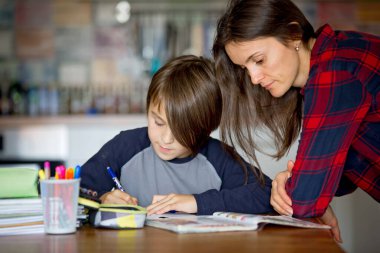 Anne, çocuğuna ev ödevlerinde yardım etmek, Covid 19 salgını sırasında evde öğrenmek.