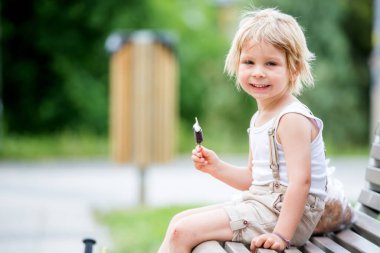 Sarışın çocuk, bisikletten düşüp dizinden yaralanan tatlı çocuk.