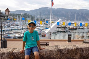 Sevimli moda çocuğu, tatlı çocuk, Avrupa 'da açık havada, Fransa, Beaulieau Sur Mer