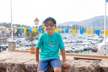 Sevimli moda çocuğu, tatlı çocuk, Avrupa 'da açık havada, Fransa, Beaulieau Sur Mer