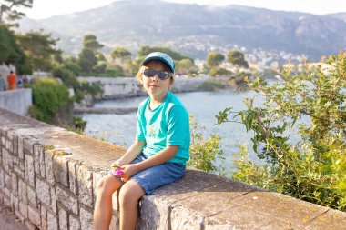 Sevimli moda çocuğu, tatlı çocuk, Avrupa 'da açık havada, Fransa, Beaulieau Sur Mer