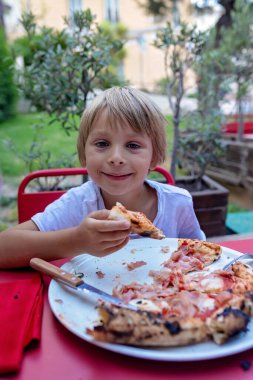 Çocuk, restoranda pizza ve hamburger yemek, yaz zamanı, iyi yemek.