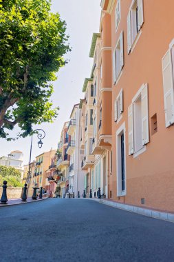 Mutlu çocuk, yazın Monako 'yu ziyaret ediyor, Monte Carlo' da güneşli günlerin tadını çıkarıyor, yaz mevsiminde.