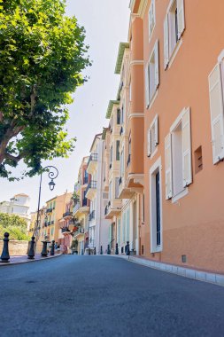 Mutlu çocuk, yazın Monako 'yu ziyaret ediyor, Monte Carlo' da güneşli günlerin tadını çıkarıyor, yaz mevsiminde.