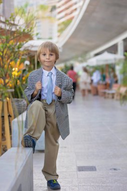 Güzel moda çocuğu, takım elbiseli ve kravatlı çocuk, moda günleri için Monako 'ya gidiyor, Monaco Monte Carlo' da yazın keyfini çıkarıyor.