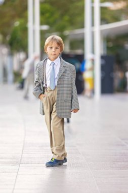 Güzel moda çocuğu, takım elbiseli ve kravatlı çocuk, moda günleri için Monako 'ya gidiyor, Monaco Monte Carlo' da yazın keyfini çıkarıyor.