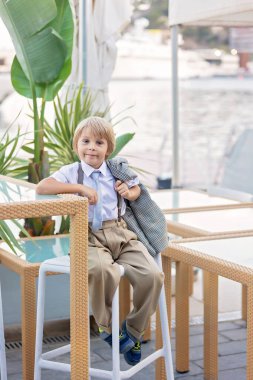 Güzel moda çocuğu, takım elbiseli ve kravatlı çocuk, moda günleri için Monako 'ya gidiyor, Monaco Monte Carlo' da yazın keyfini çıkarıyor.