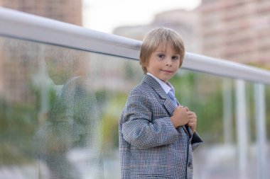 Güzel moda çocuğu, takım elbiseli ve kravatlı çocuk, moda günleri için Monako 'ya gidiyor, Monaco Monte Carlo' da yazın keyfini çıkarıyor.