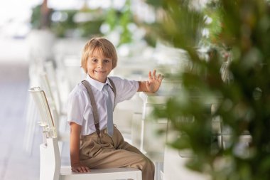 Güzel moda çocuğu, takım elbiseli ve kravatlı çocuk, moda günleri için Monako 'ya gidiyor, Monaco Monte Carlo' da yazın keyfini çıkarıyor.