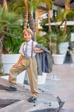 Güzel moda çocuğu, takım elbiseli ve kravatlı çocuk, moda günleri için Monako 'ya gidiyor, Monaco Monte Carlo' da yazın keyfini çıkarıyor.