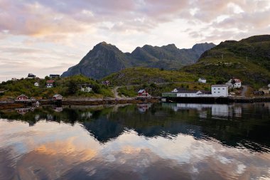 Millet, Bodo ve Lofoten Moskenesoya arasındaki feribot yolculuğunun tadını çıkarın. Yaz mevsimi, gün batımında çocuk ve yetişkinler feribotta.