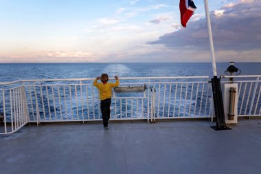 Millet, Bodo ve Lofoten Moskenesoya arasındaki feribot yolculuğunun tadını çıkarın. Yaz mevsimi, gün batımında çocuk ve yetişkinler feribotta.