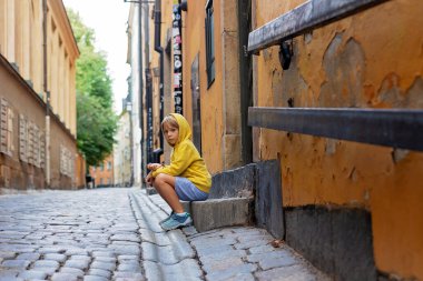 Genç bir anaokulu çocuğu, ailesiyle Stockholm 'ü ziyaret ediyor, yaz mevsimi, İsveç