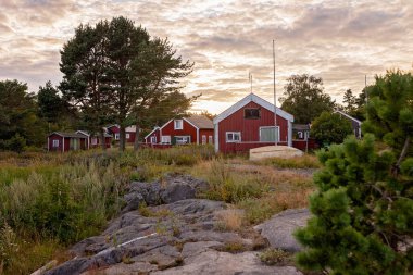Aile, İsveç 'te küçük bir köy olan Lorudden' i ziyaret ediyor, yaz zamanı. İskandinav kıyı köyü
