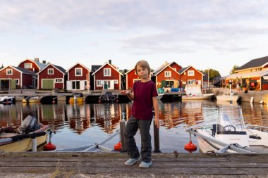 Aile, İsveç 'te küçük bir köy olan Lorudden' i ziyaret ediyor, yaz zamanı. İskandinav kıyı köyü