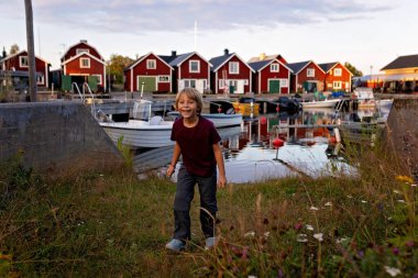 Aile, İsveç 'te küçük bir köy olan Lorudden' i ziyaret ediyor, yaz zamanı. İskandinav kıyı köyü