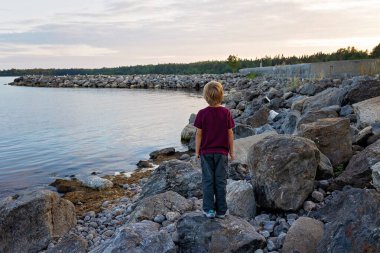 Aile, İsveç 'te küçük bir köy olan Lorudden' i ziyaret ediyor, yaz zamanı. İskandinav kıyı köyü