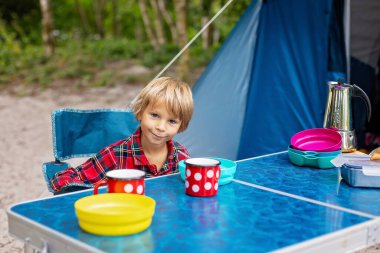 Yedi yaşında bir çocuk, doğum gününü Norveç 'te kardeşleriyle birlikte çadırda mumlarla kutluyor.