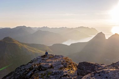 Çocuklar ve yetişkinler, köpekli aile, yürüyüş Grytetippen yolu.
