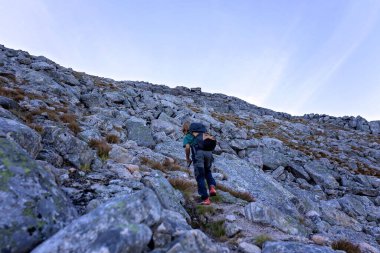 Çocuklar ve yetişkinler, köpekli aile, yürüyüş Grytetippen yolu.