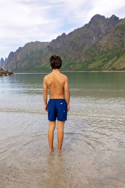 Çocuklar, Norveç 'te yaz mevsiminde yüzmek, Norveç doğasının tadını çıkarmak, soğuk su