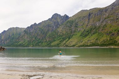 Çocuklar, Norveç 'te yaz mevsiminde yüzmek, Norveç doğasının tadını çıkarmak, soğuk su