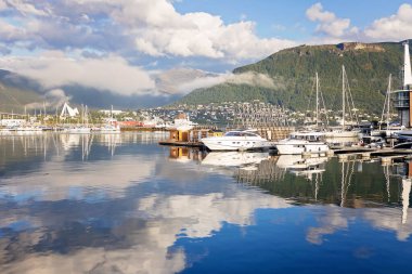 Tromso 'da güneşli bir günde Kuzey Norveç' in en büyük kuzey şehrini ziyaret eden sevimli anaokulu çocuğu.