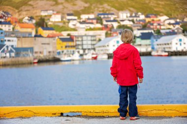 Aile, arabayla Kuzey Burnu 'nu gezmek, küçük köyleri ziyaret etmek ve yaz tatilinde Nordkapp' ta doğanın tadını çıkarmak.