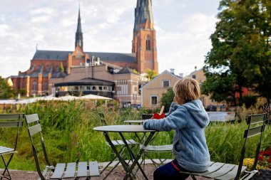 İsveç, Uppsala 'daki Nortern şehirlerini ziyaret eden çocuklu ve evcil köpekli aileler, çocuklar ve yetişkinler.