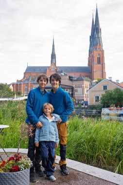 İsveç, Uppsala 'daki Nortern şehirlerini ziyaret eden çocuklu ve evcil köpekli aileler, çocuklar ve yetişkinler.