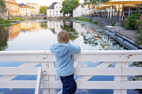 Семья с детьми и собакой, дети и взрослые, посещающие северные города Швеции, Уппсала