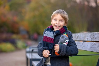Muhteşem sarışın çocuk, tatlı çocuk, Prag 'daki Botanik Bahçesi' nde güneşli bir günün keyfini çıkarıyor, Cadılar Bayramı 'nda balkabakları sergisi, sonbahar zamanı