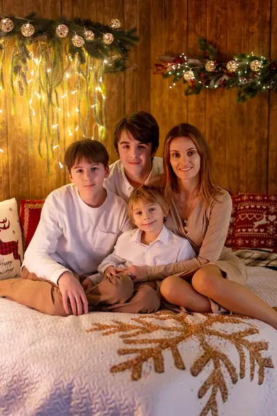 Noel 'de mutlu bir aile, birlikte güzel vakit geçiriyoruz, çocuklar ve yetişkinler Noel arifesinde süslü evde evcil köpekleriyle.