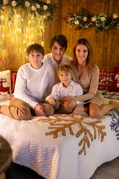 Noel 'de mutlu bir aile, birlikte güzel vakit geçiriyoruz, çocuklar ve yetişkinler Noel arifesinde süslü evde evcil köpekleriyle.