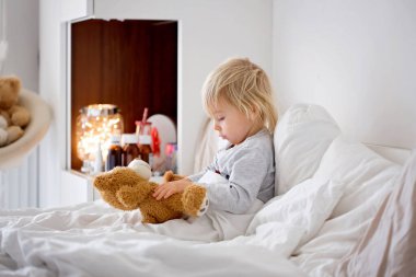 Hasta çocuk, küçük çocuk ateşler içinde yatıp dinleniyor.